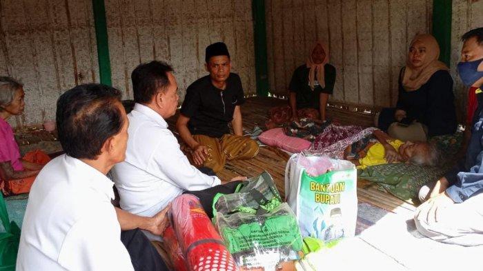 Dinsos Pamekasan Berikan Kartu BPJS dan Makan Dua Kali Sehari Gratis untuk Dua Nenek di Palengaan