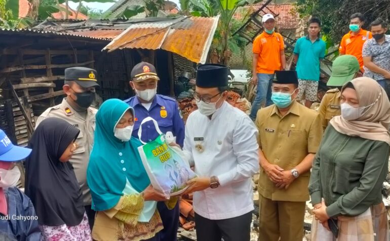 PEMKAB PAMEKASAN BERIKAN BANTUAN KEPADA KORBAN KEBAKARAN RUMAH