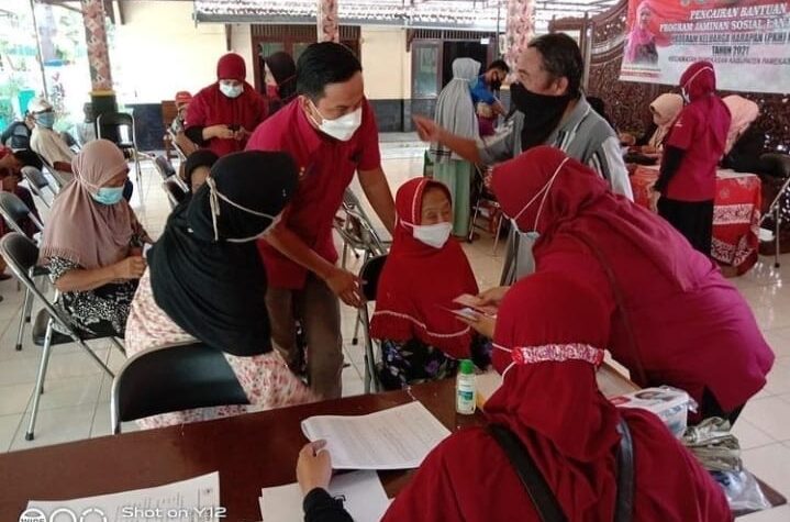 PENCAIRAN BANTUAN PROGRAM JAMINAN SOSIAL LANJUT USIA PKH PLUS KECAMATAN PAMEKASAN TERSALURKAN DENGAN LANCAR