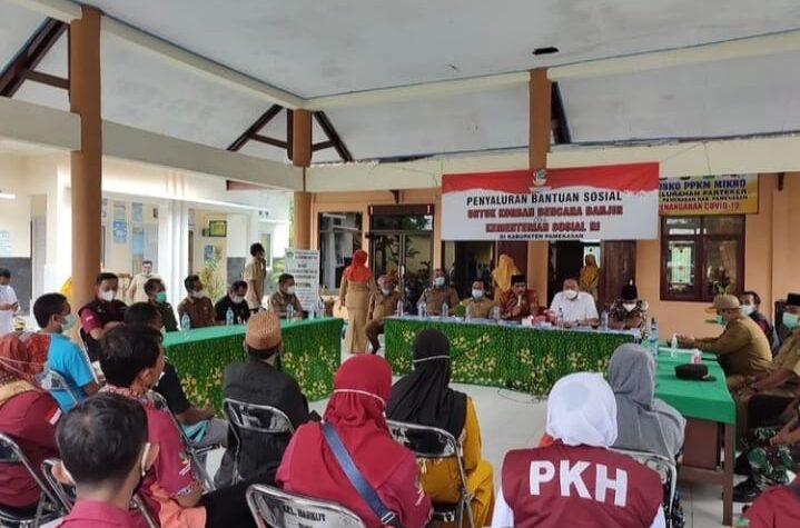 PENYALURAN BANTUAN SOSIAL UNTUK KORBAN BENCANA BANJIR KEMENTERIAN SOSIAL RI DI KABUPATEN PAMEKASAN