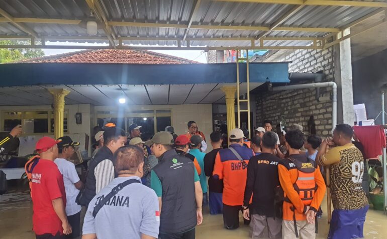 Banjir Landa Pamekasan dan Pademawu, Dinas Sosial Bersama BPBD dan TAGANA Lakukan Evakuasi Cepat dan Terukur